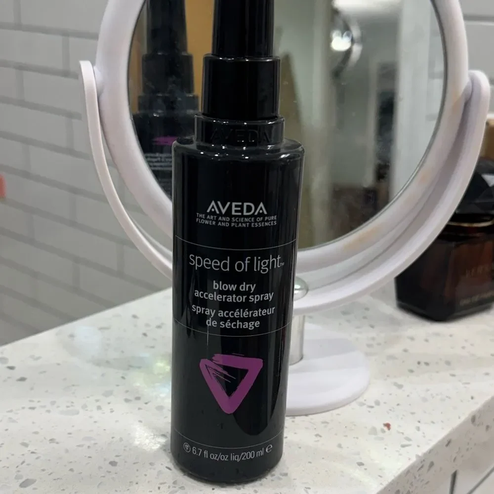 Aveda Speed of Light Blow Dry Spray - Black and Purple